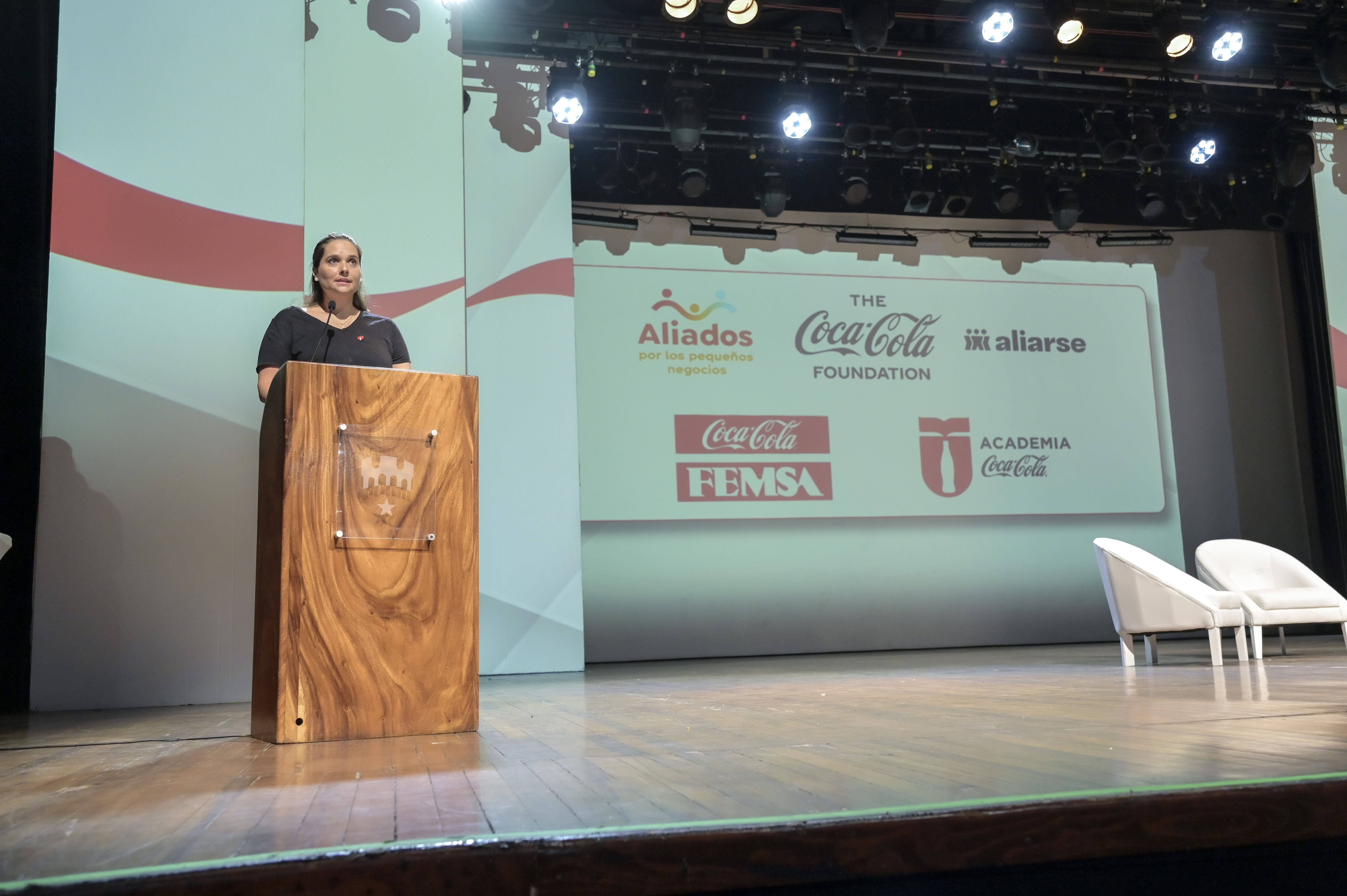 Más de 800 pequeños comerciantes transforman su futuro con nuevas habilidades gracias a iniciativa “Academia Coca-Cola”